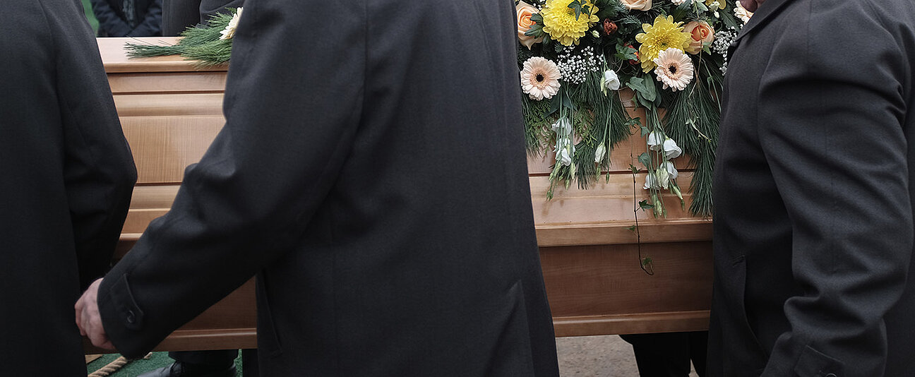 Das Absenken des Sarges nach der Trauerfeier Das Absenken des Sarges nach der Trauerfeier